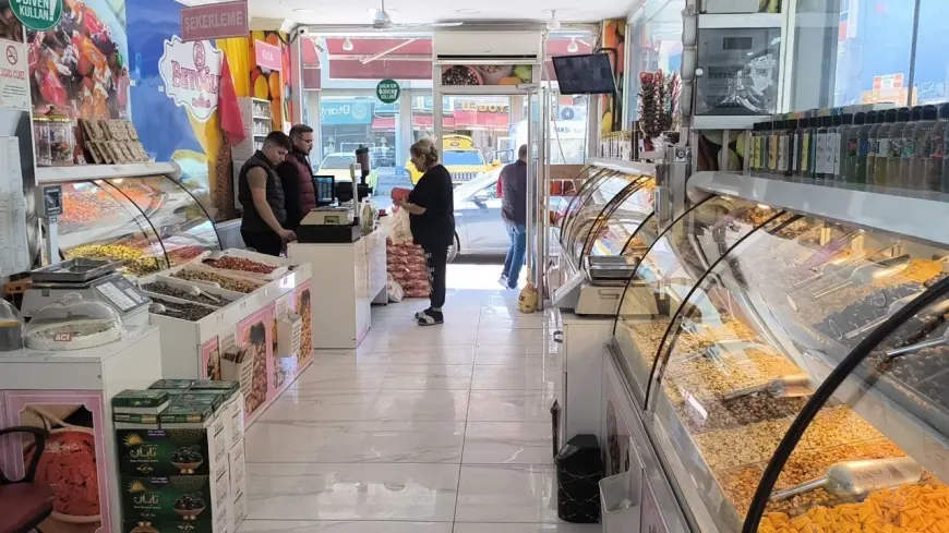 Iğdır'da kuruyemiş satan esnaf: "Yaşanan don olayları nedeniyle 450 liraya sattığımız kayısıyı şu an 800 liraya alamıyoruz"