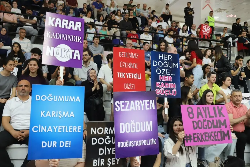 Turgutlu Belediyesi Kadın Basketbol Takımı, “Nasıl doğduğu değil, niye yaşayamadığı” pankartıyla sahaya çıktı