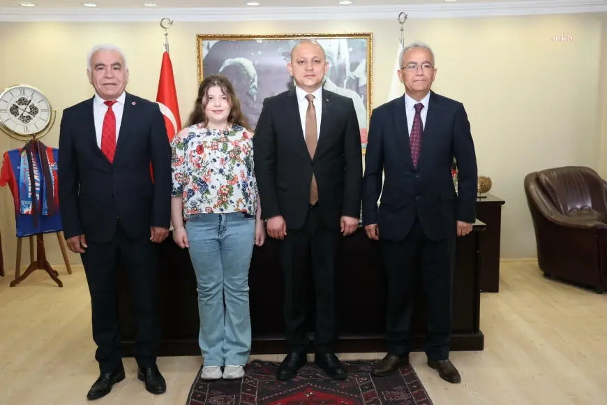 Kırıkkale Belediye Başkanı Ahmet Önal, koltuğunu temsili olarak Ayla Bedir’e devretti