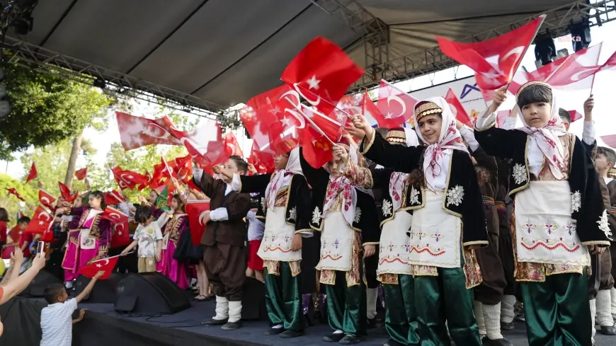 Dünya çocukları, 23 Nisan'da Mersin’de el ele dans etti