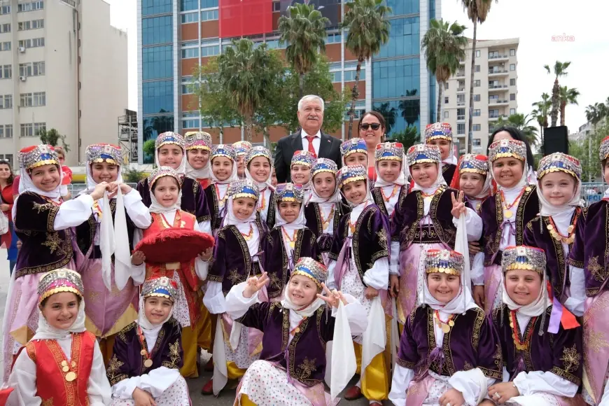 Adana Büyükşehir Belediye Başkanı Karalar, koltuğunu üçüncü sınıf öğrencisi Ezgi Neva’ya devretti