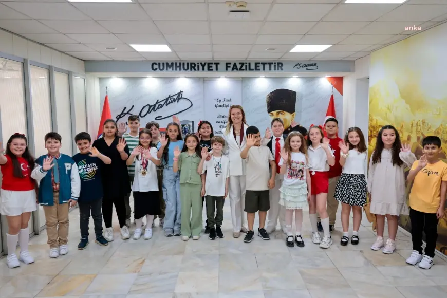 Konak Belediye Başkanı Mutlu, makam koltuğunu çocuklara bıraktı