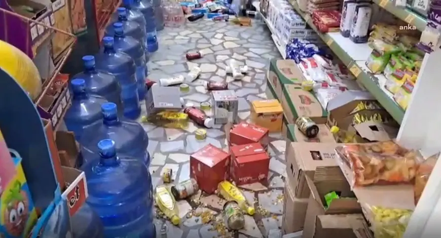 Deprem İstanbul'u Salladı, Vatandaşlar Parklara Sığındı