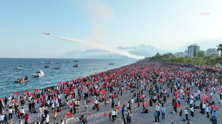 Türk Yıldızları’ndan Antalya semalarında 23 Nisan gösterisi