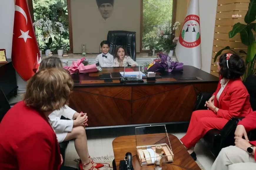 Menteşe Belediye Başkanı Köksal koltuğunu, minik öğrencilere devretti