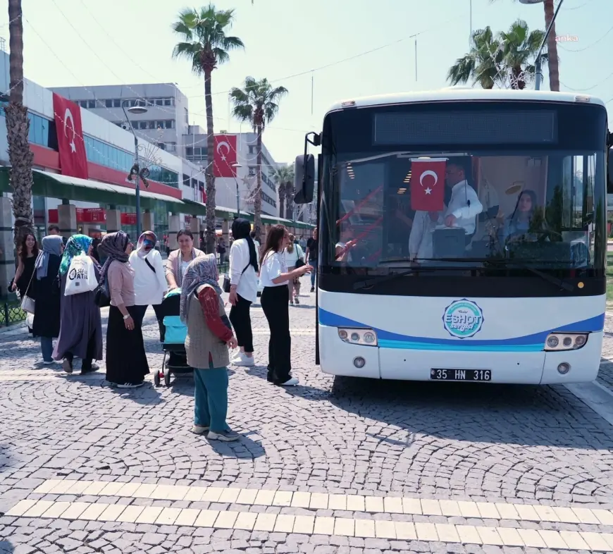 İzmir’in toplu ulaşım serüvenini anlatan gezici sergi, 23 Nisan’da Konak Meydanı'nda ziyaretçilerini ağırladı