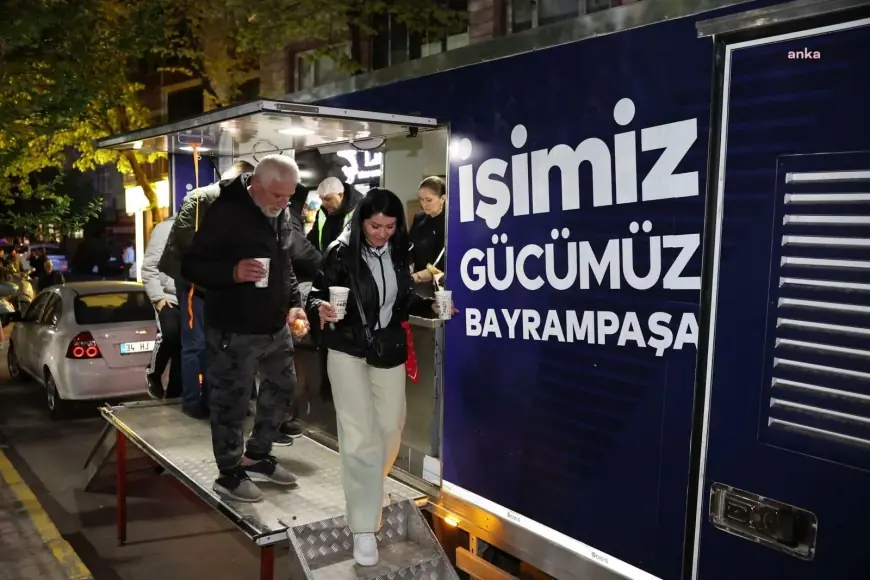 Bayrampaşa Belediyesi, depremin ardından toplanma alanlarında bekleyenlere çorba dağıttı
