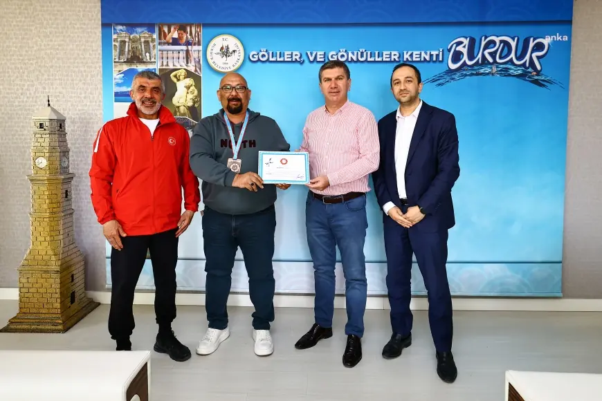 Veteranlar Judo Türkiye üçüncüsü Tunç’tan Burdur Belediye Başkanı Ercengiz’e ziyaret