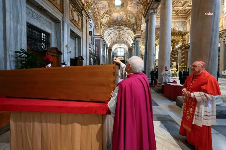 Vatikan’da bir devir kapandı; Papa Francesco son yolculuğuna uğurlandı