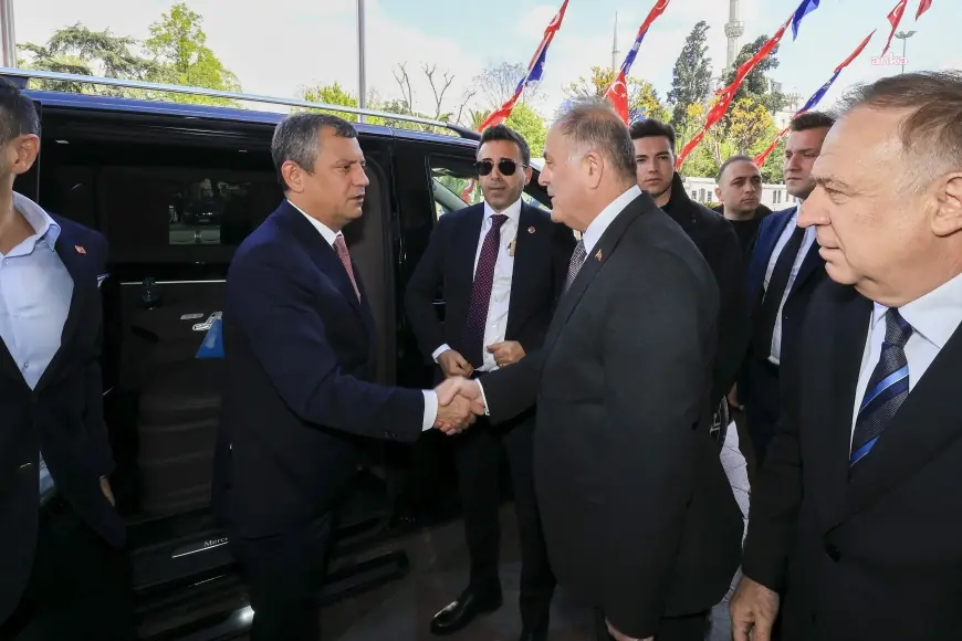 CHP Lideri Özgür Özel İBB’de, “Biz bu binadan çıkarsak Türkiye’yi yönetmeye gideriz. Erdoğan bu kahrı çekmek istemiyorsa sandığı önümüze getirecek.”