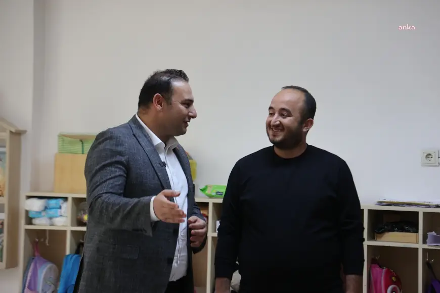 Kilis Belediyesi, kendi serasında yetiştirdiği çilekleri anasınıfı öğrencilerine dağıttı