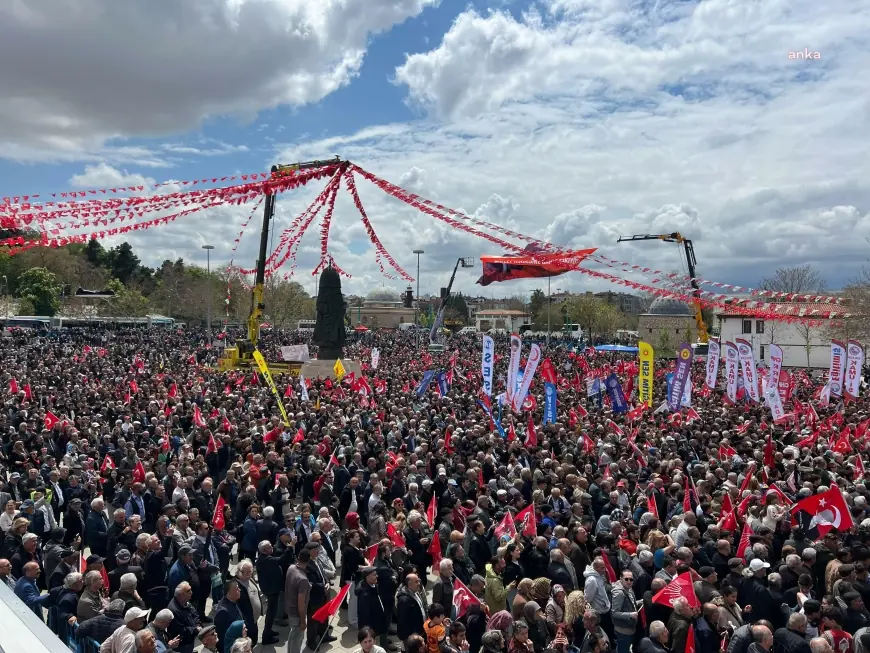 CHP'nin Konya mitingi ilklere sahne oldu. Görülmemiş kalabalık meydanı doldurdu, "hak, hukuk, adalet" sloganı attı
