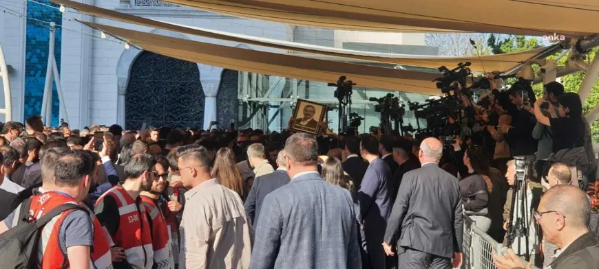 Sırrı Süreyya Önder son yolculuğuna uğurlanıyor... Önder için Barbaros Hayrettin Paşa Camisi'nde cenaze namazı kılındı 