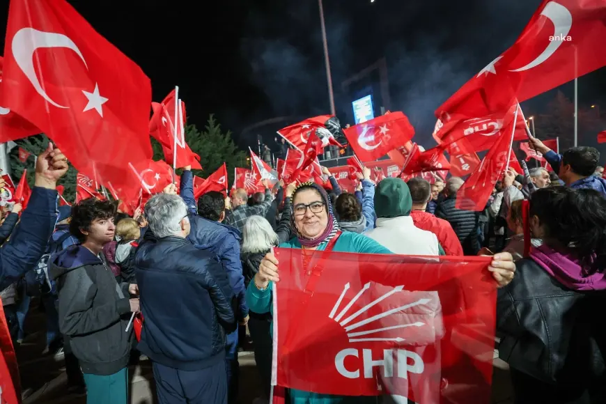Özgür Özel'e yapılan saldırı sonrası yurttaşlar CHP Genel Merkezi'nde... Özgür Özel: CHP, böyle bir provokasyonla iktidar yürüyüşü durdurulacak bir parti asla değildir