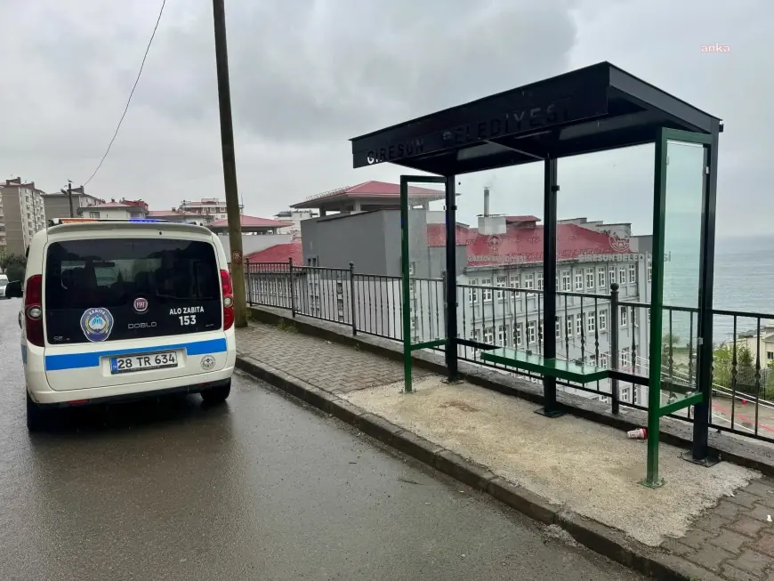 Giresun'da ihtiyaç duyulan yerlere dolmuş durakları monte ediliyor
