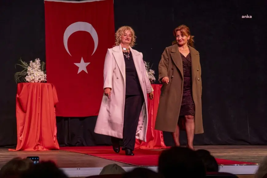 Karşıyaka Belediyesi Bilge Çınarlar Sağlıklı Yaş Alma Merkezi kursiyerlerinden renkli defile
