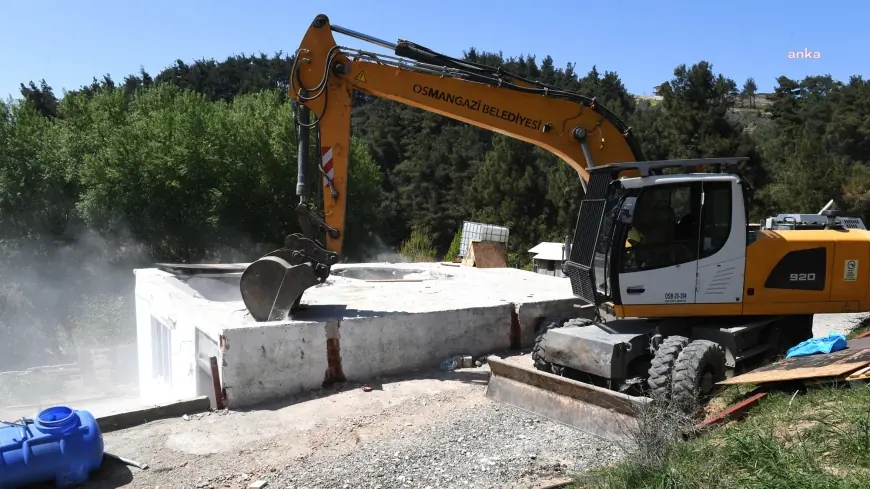 Osmangazi Belediyesi, imara aykırı şekilde inşa edilen 25 kaçak yapıyı yıktı