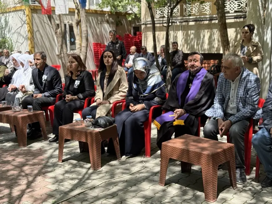 Uluslararası Kilisesi Rahibi Muharrem Kavak, Sırrı Süreyya Önder'in vefatı nedeniyle DEM Parti Van İl Başkanlığı’na taziye ziyaretinde bulundu