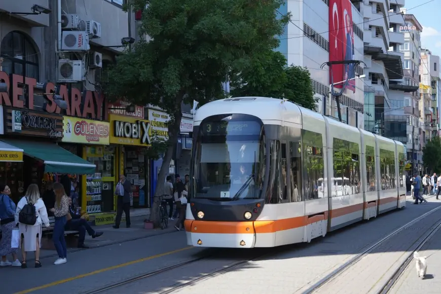 Eskişehir Büyükşehir Belediyesi, tramvaylar ve otobüslerde Eskişehirspor bayrağını dalgalandırıyor