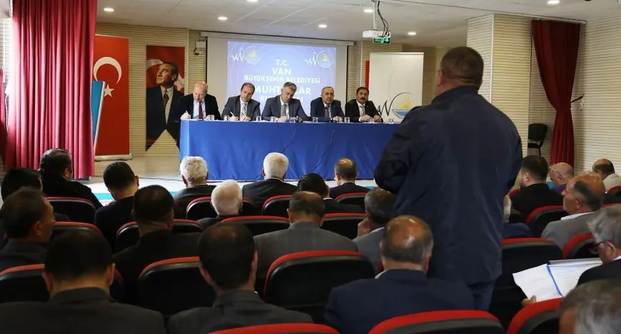 Van'da "Muhtarlar Toplantısı" hem belediye hem de AK Parti Van İl Başkanlığı tarafından sahiplenildi