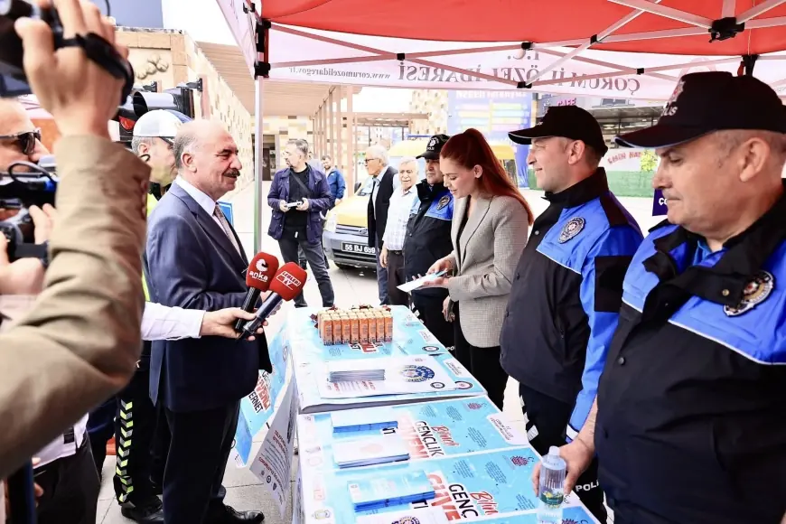 Çorum Valisi Ali Çalgan, Trafik Haftası etkinlikleri kapsamında Kadeş Barış Meydanı’nda açılan stantları ziyaret etti