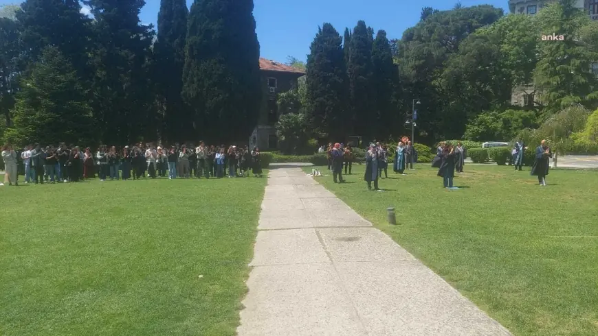 Boğaziçi Üniversitesi'nde akademisyenler ve öğrenciler "Nureddin Yıldız" protestosunda gözaltına alınanlar için nöbet tuttu