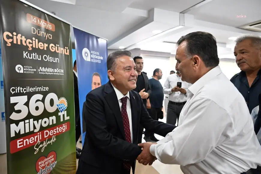 Antalya Büyükşehir Belediye Başkanı Böcek, çiftçilerle bir araya geldi